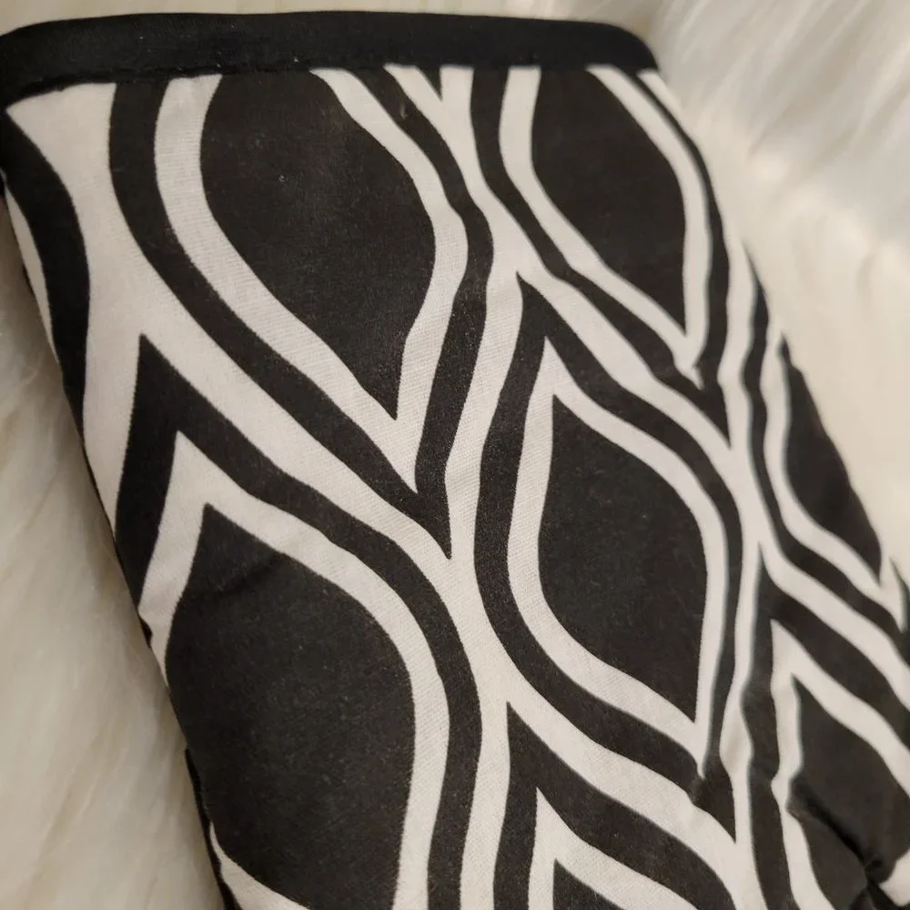 Black & White Oven Mitt & Potholder Set